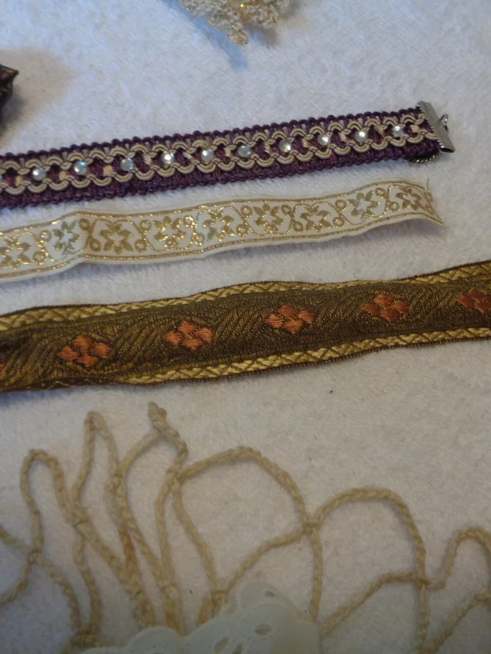 VINTAGE METAL HORSE OLD DOILYS LACE & RIBBON PLUS JEWELRY PARTS LOT
